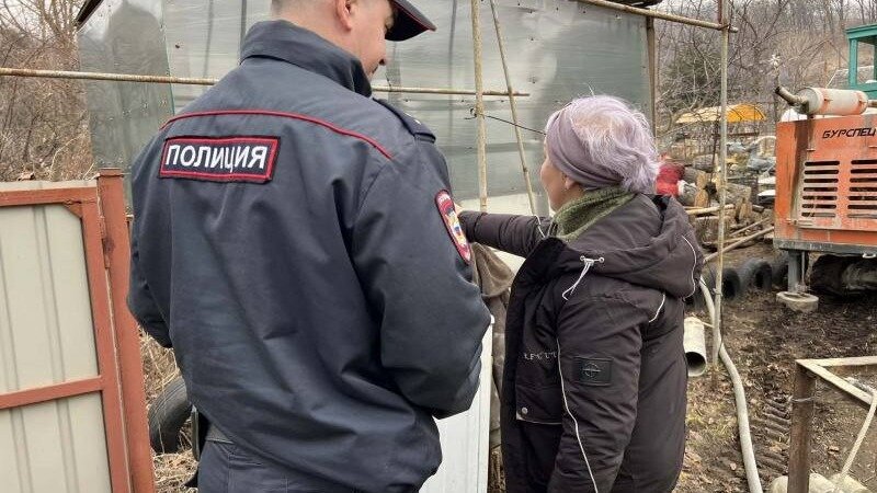     Жительницу Находки попытались обмануть мошенники, но 87-летняя женщина проявила бдительность и не поверила их словам, тем самым сохранив свои деньги.