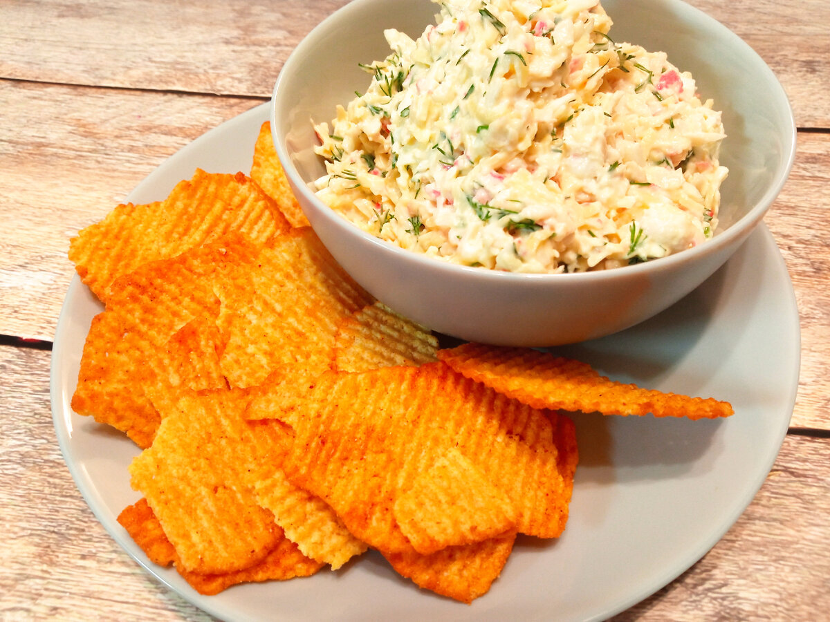 Закуска из чипсов и салата