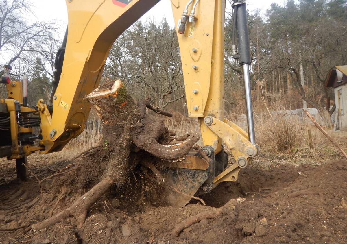 Корчевание пней экскаватором
