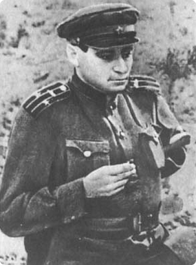 Валентин Петрович Катаев, советский писатель, поэт, киносценарист и драматург, журналист, военный корреспондент, Герой Социалистического Труда, лауреат Сталинской премии II степени (за повесть «Сын полка». Награды Российской империи: два Георгиевских креста орден Святой Анны 4-й степени.