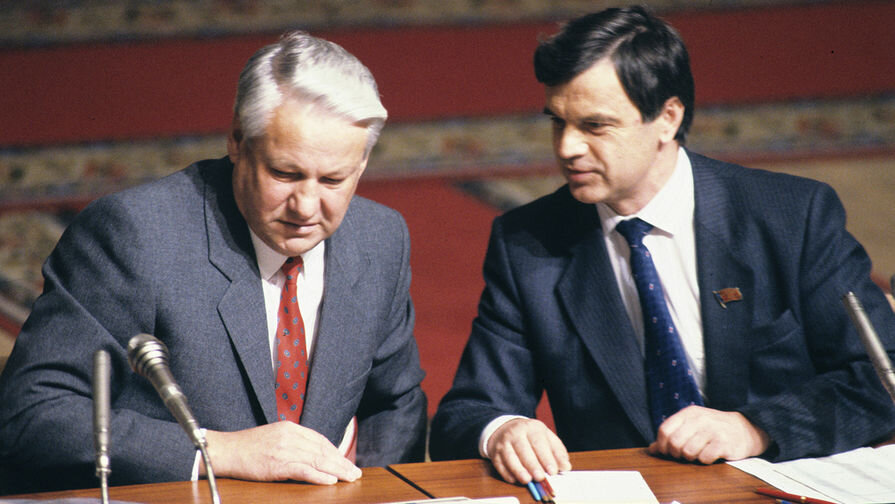 Борис Ельцин всегда называл себя сторонником демократии, однако свой конфликт с Верховным Советом он решил силовым методом. Зачем он это сделал, в чем была основная причина?-2