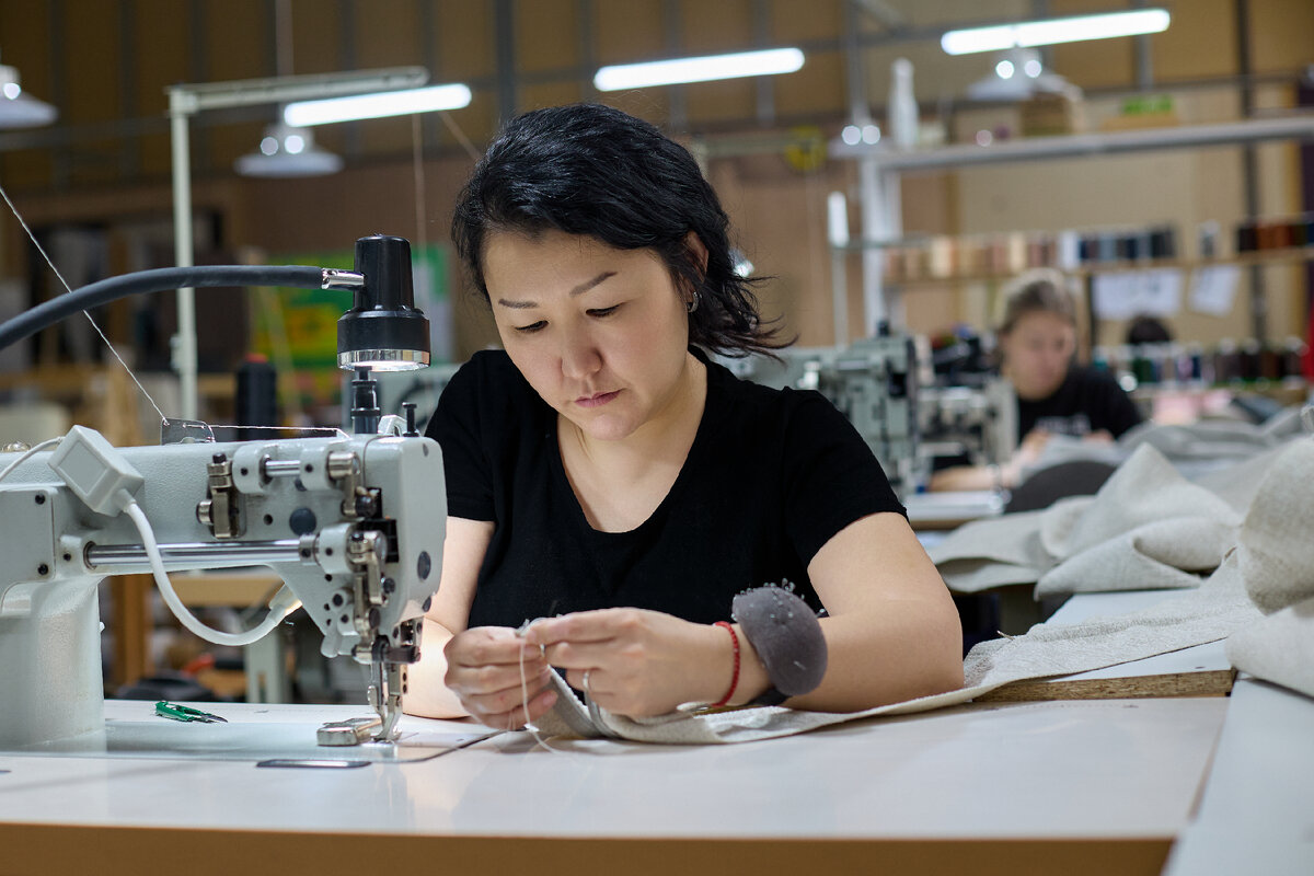 Китай шили. Профессии текстильной и швейной промышленности. Asian Seamstress
