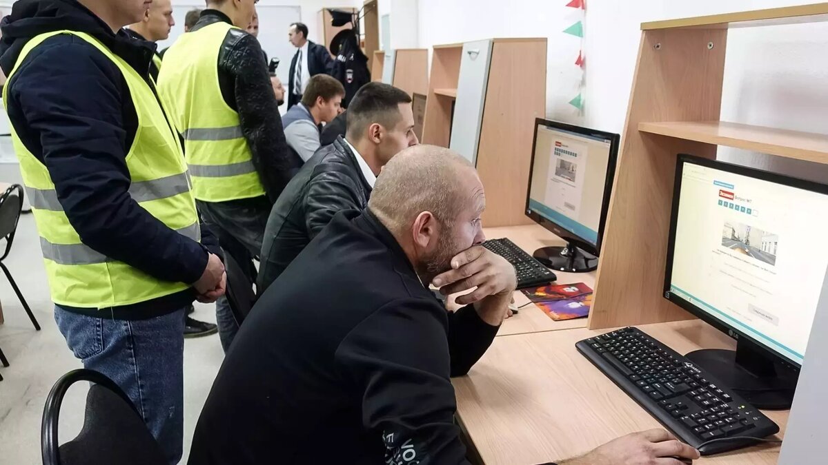     Волгоградцы уже несколько дней не могут оформить автомобили из-за технического сбоя, произошедшего накануне в базе данных Госавтоинспекции, сообщают горожане в соцсетях.