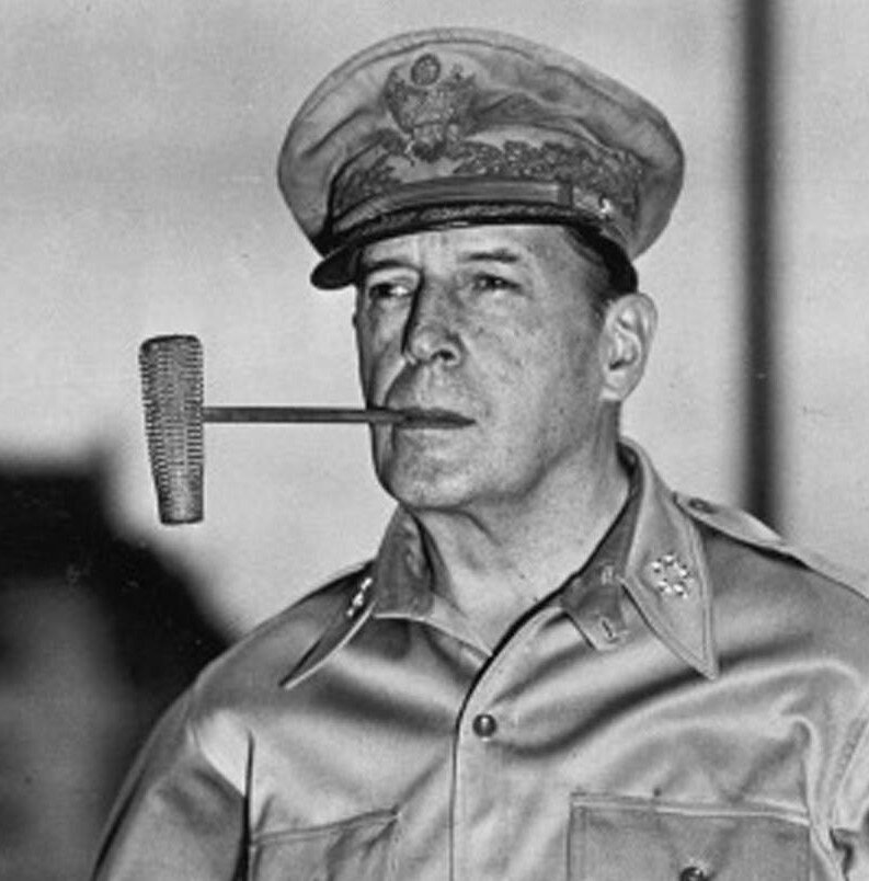 Генерал Дуглас Макартур.