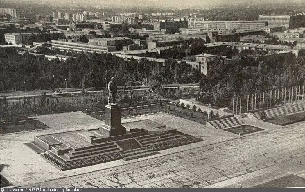 Источник: Журнал "Строительство и архитектура Москвы". Март 1982 года. Выпуск №3 
Подпись на вотермарке:uploaded by Robokop. Взято с сайта Pastvu.com 