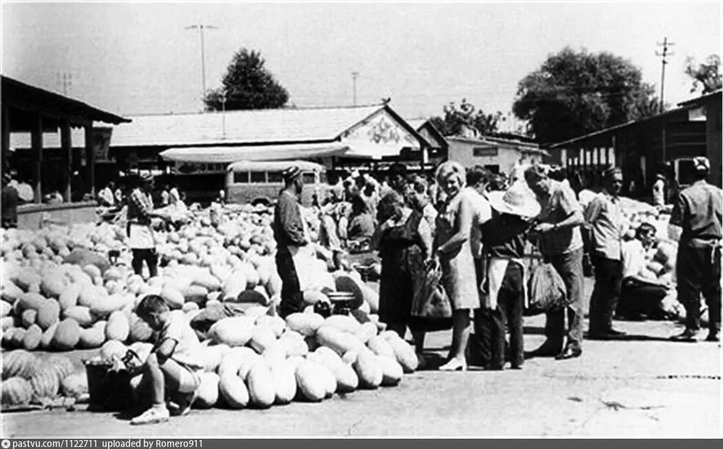 Госпитальный рынок, Ташкент, 1960 –1970 гг. 
Источник: https://ok.ru/isnovaprot/album/52197437276343/848889651383
Подпись на вотермарке:uploaded by Romero911, взято с сайта Pastvu.com 