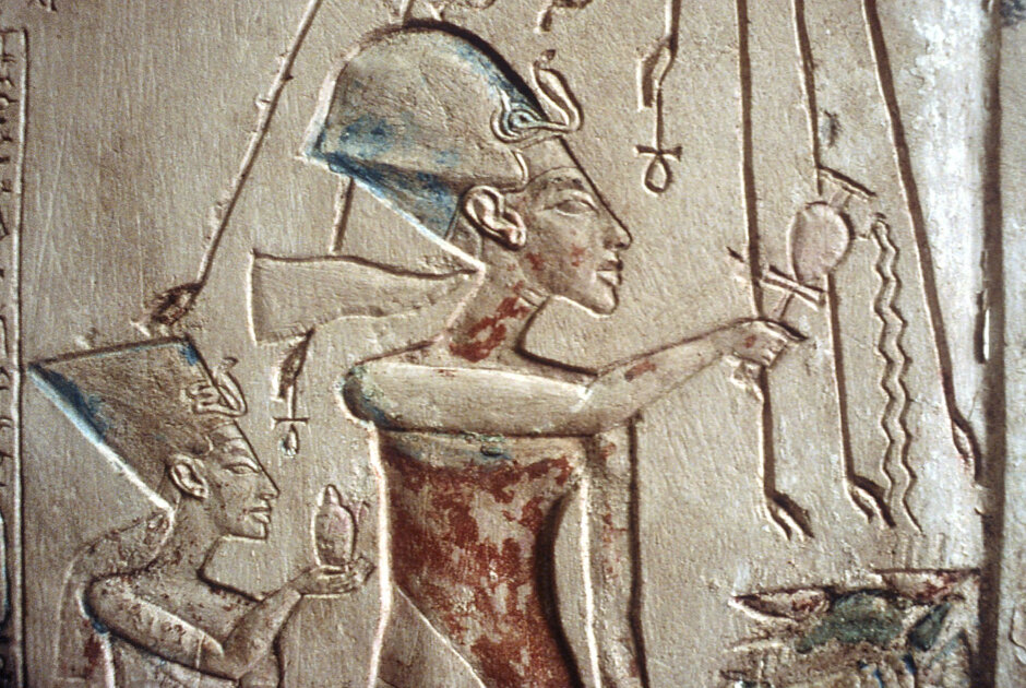 Рельефы Эхнатона и Нефертити в лучах бога Атона / Египетский музей, Каир