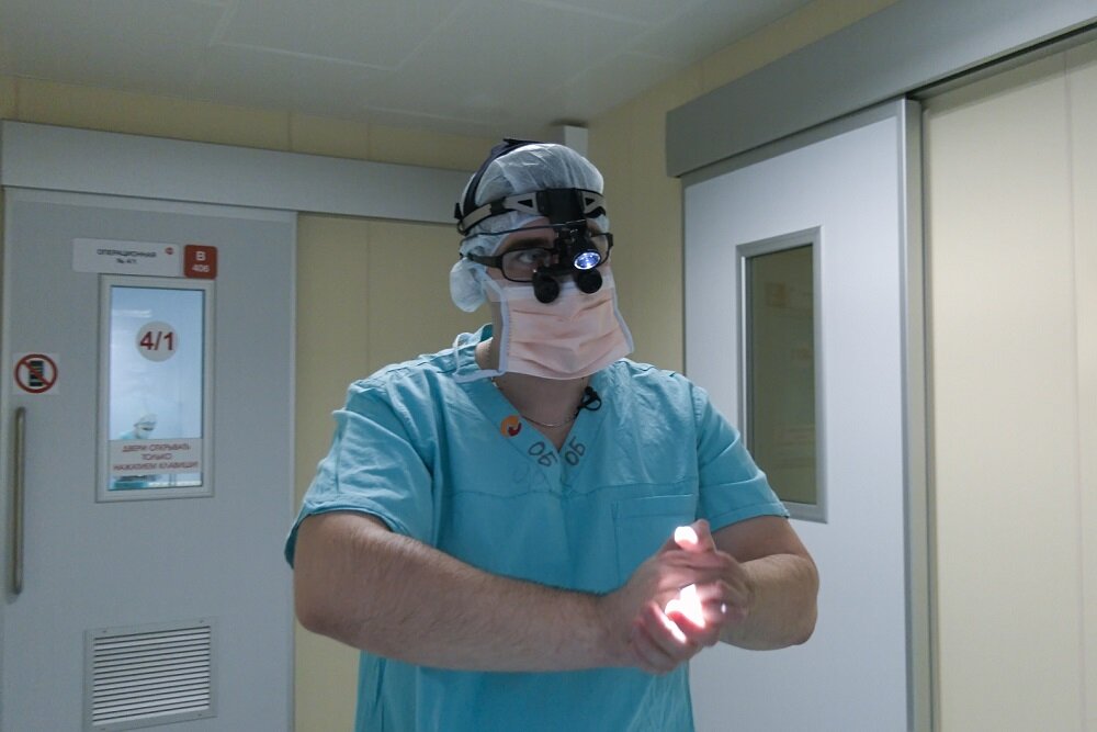 Хирург Илья Сойнов, спасший жизнь пятимесячной малышке / Центр имени Мешалкина