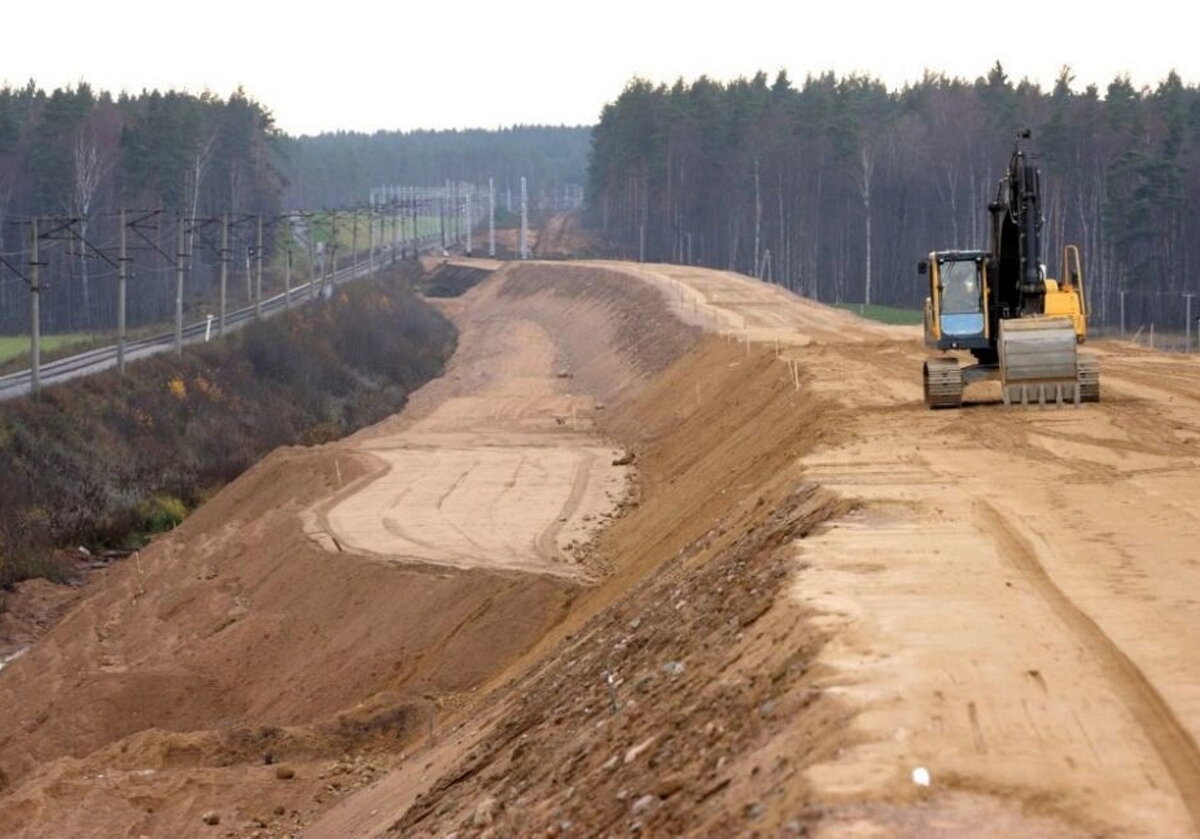 Земляное строительство. Насыпь земляного полотна железной дороги. Отсыпка насыпи земляного полотна. Отсыпка земляного полотна железной дороги. Насыпь земляного полотна автомобильной дороги.