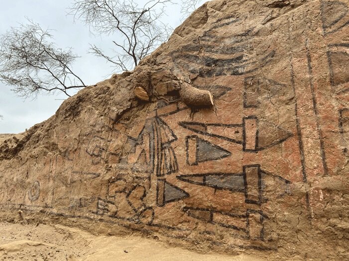 Воин в окружении геометрических фигур, Хуака Пинтада, Иллимо, Перу.