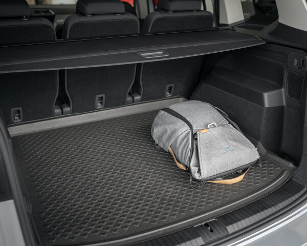 Полиуретановый коврик упростит чистку багажника и защитит металл от попадания грязи и химически едких веществ.