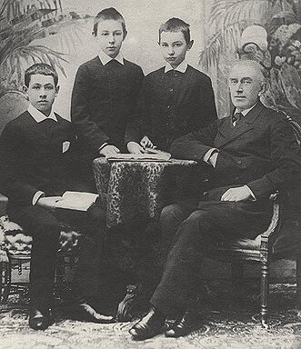 Н.С. Зверев с учениками М. Пресманом, С. Рахманиновым, Л. Максимовым. Из свободных источников.