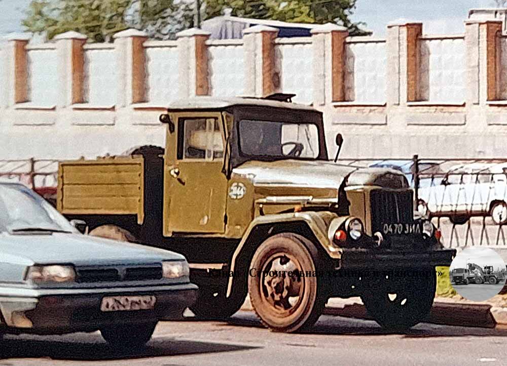 Внутризаводской тягач ЗИЛ: симбиоз капота и решетки радиатора от ЗИЛ-164, крыльев от ЗИЛ-131 и кабины а-ля ЗИС-5. Москвичи, узнаете, на фоне какого забора сделан снимок?