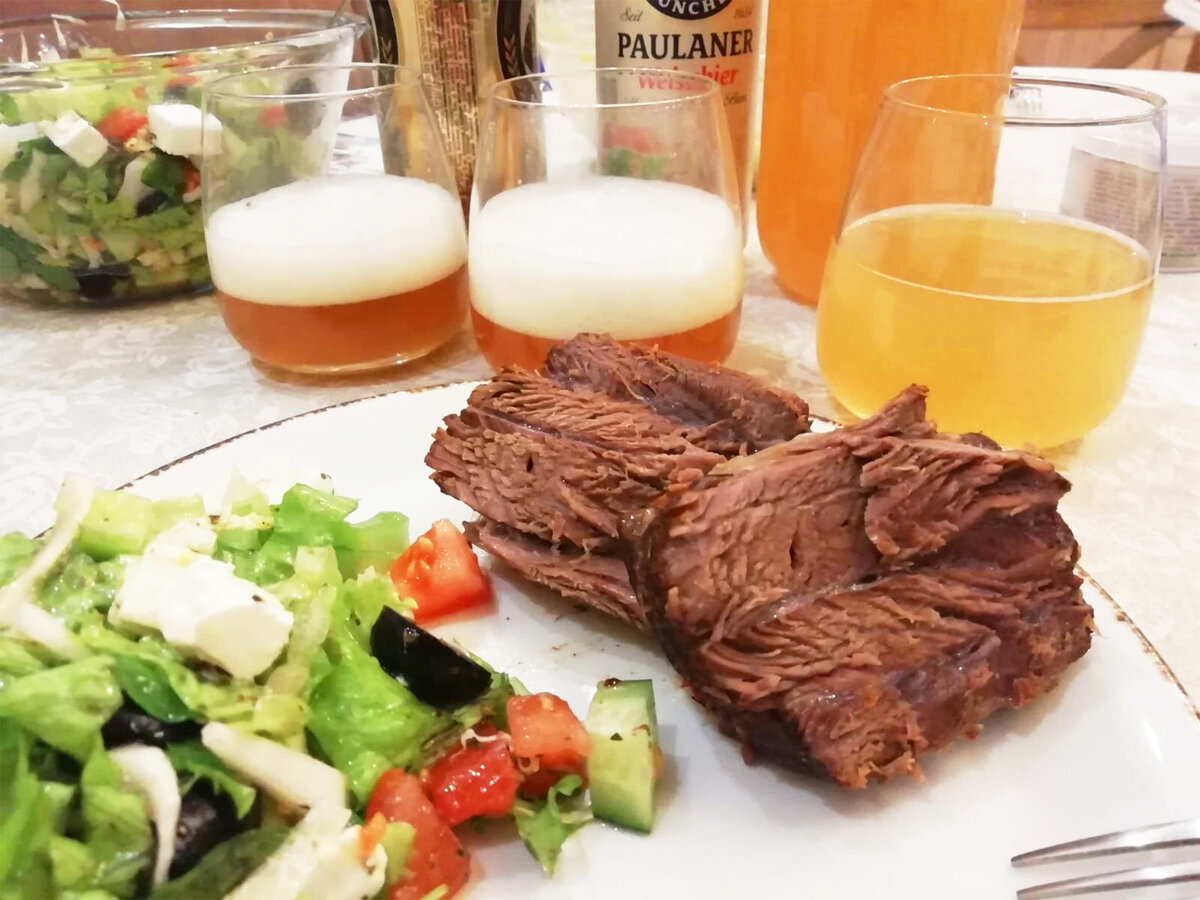 Фото из личного архива. Говядина готова, плюс овощной салат, и дегустация напитков