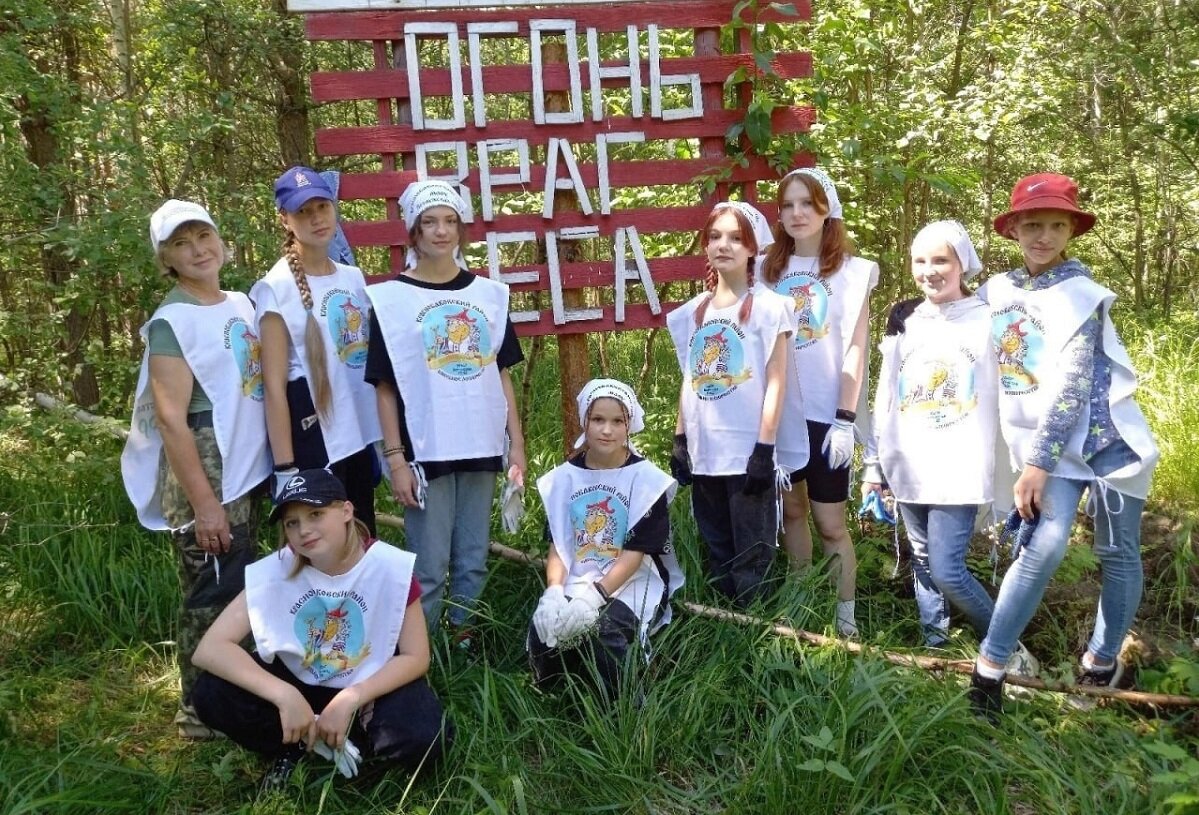    На выездном занятии школьного лесничества «Святобор» Алина Малинина