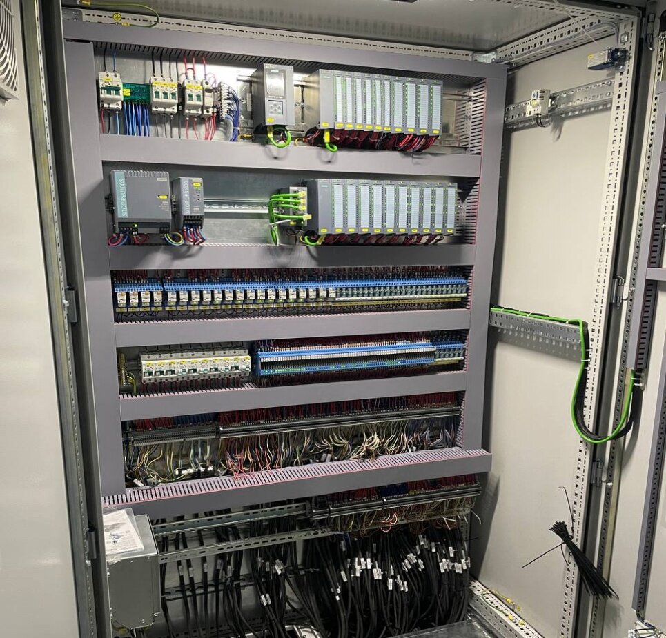 Шкаф управления с контроллером SIEMENS S7-1500