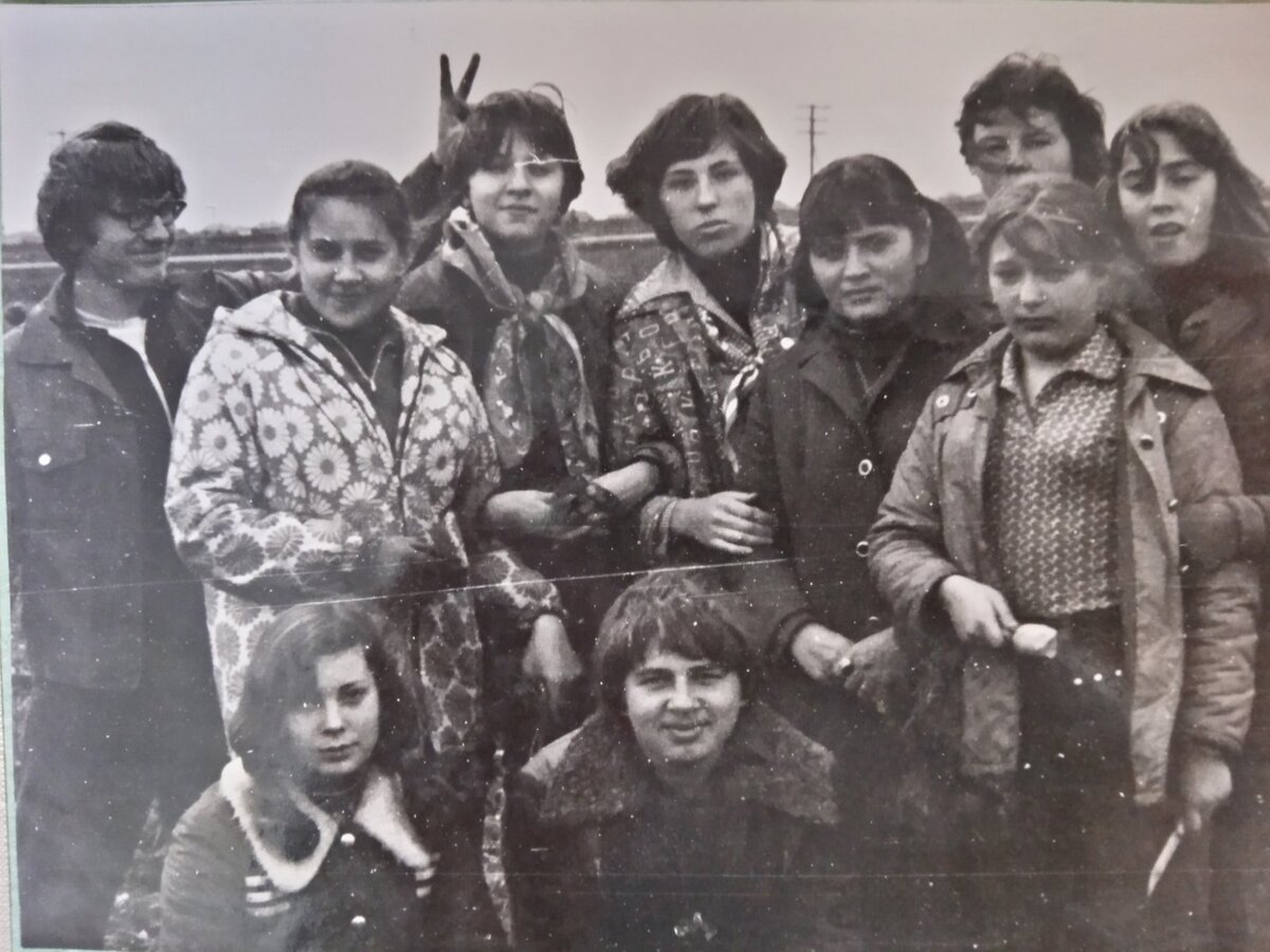 Угадайте - где наша классная руководительница) Прааавильно, стоит  в пальтишке с хвостиками)
 