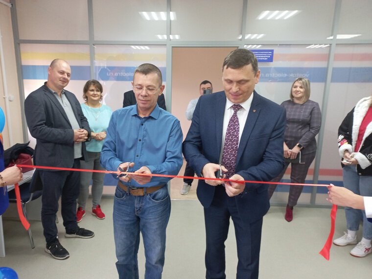    Как отметил Василий Кичигин (слева), центр обслуживания упростит жизнь граждан