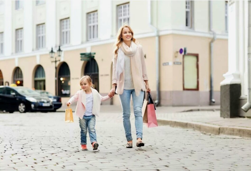 Дочка пошла в маму. Мама с ребенком идут по улице. Женщина с ребенком в городе. Мама с ребенком гуляет на улице. Мама с ребенком в городе.