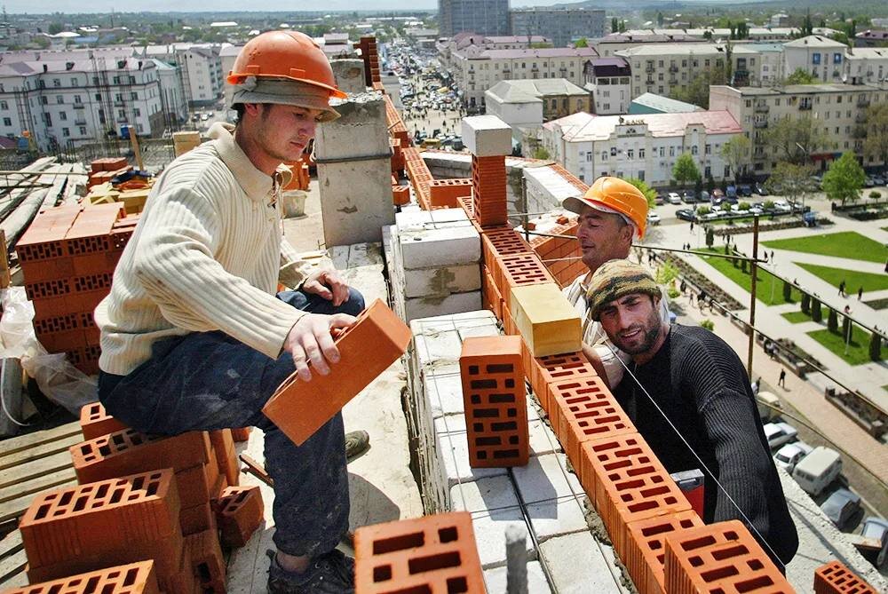 Услуги строительства москва. Гастарбайтеры на стройке. Стройка и строители. Строители мигранты. Строители в России.