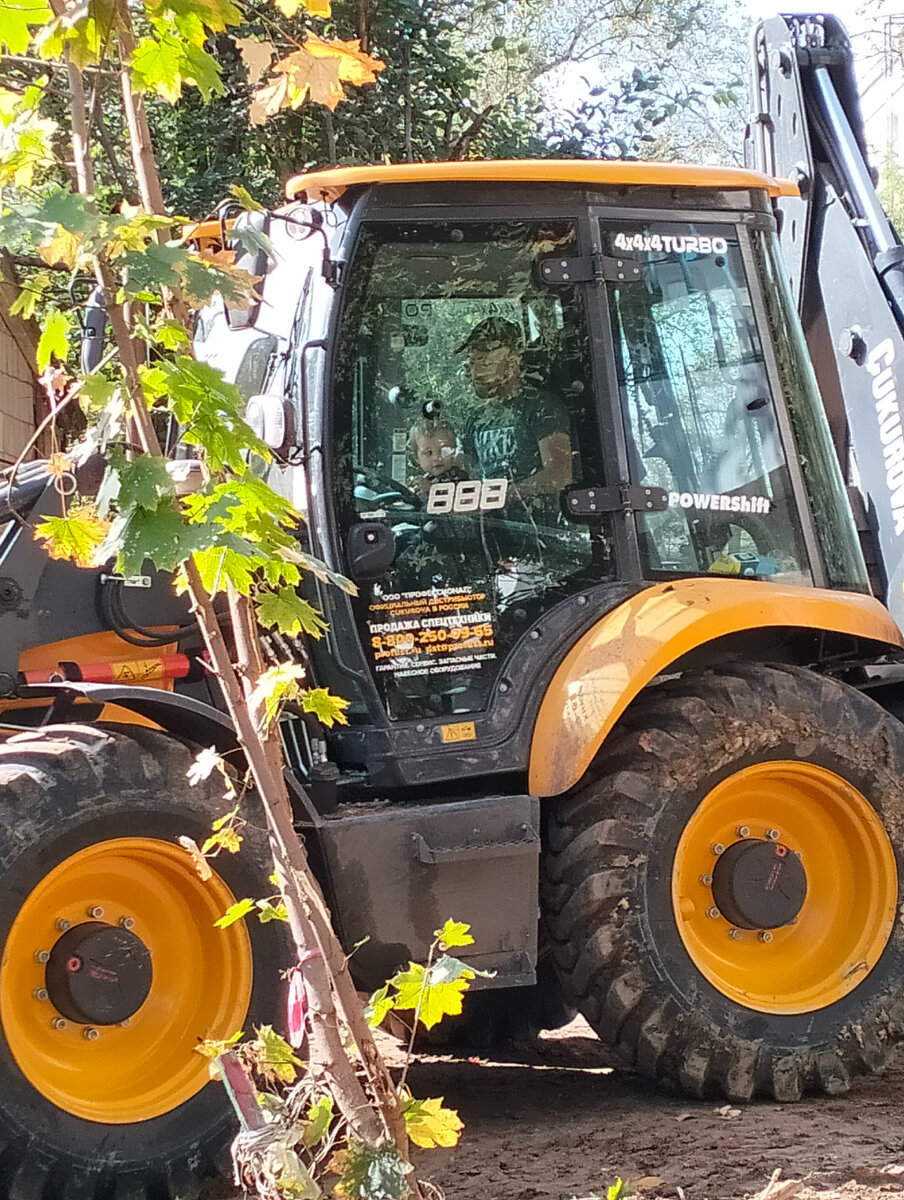 Фото автора. Экскаваторы, краны, самосвалы - типичный городской ландшафт в течение последнего года у нас. В кабине добрый дядя Мохаммед. Он разрешил моему младшему загрузить землёй целый самосвал. 