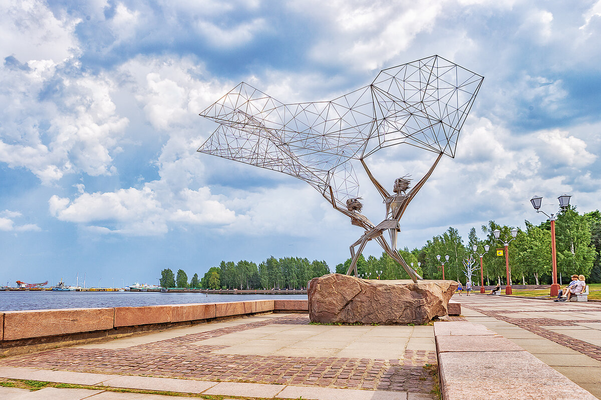 Интересные места в петрозаводске. Ладья Кострома. Кострома памятник на набережной. Кострома набережная Ладья. Кострома Ладья памятник.