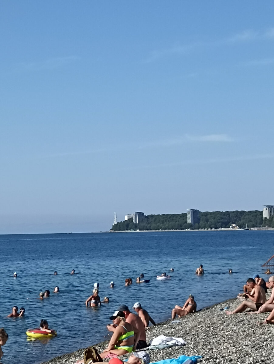 из Лзаа видно знаменитые высотки Пицунды