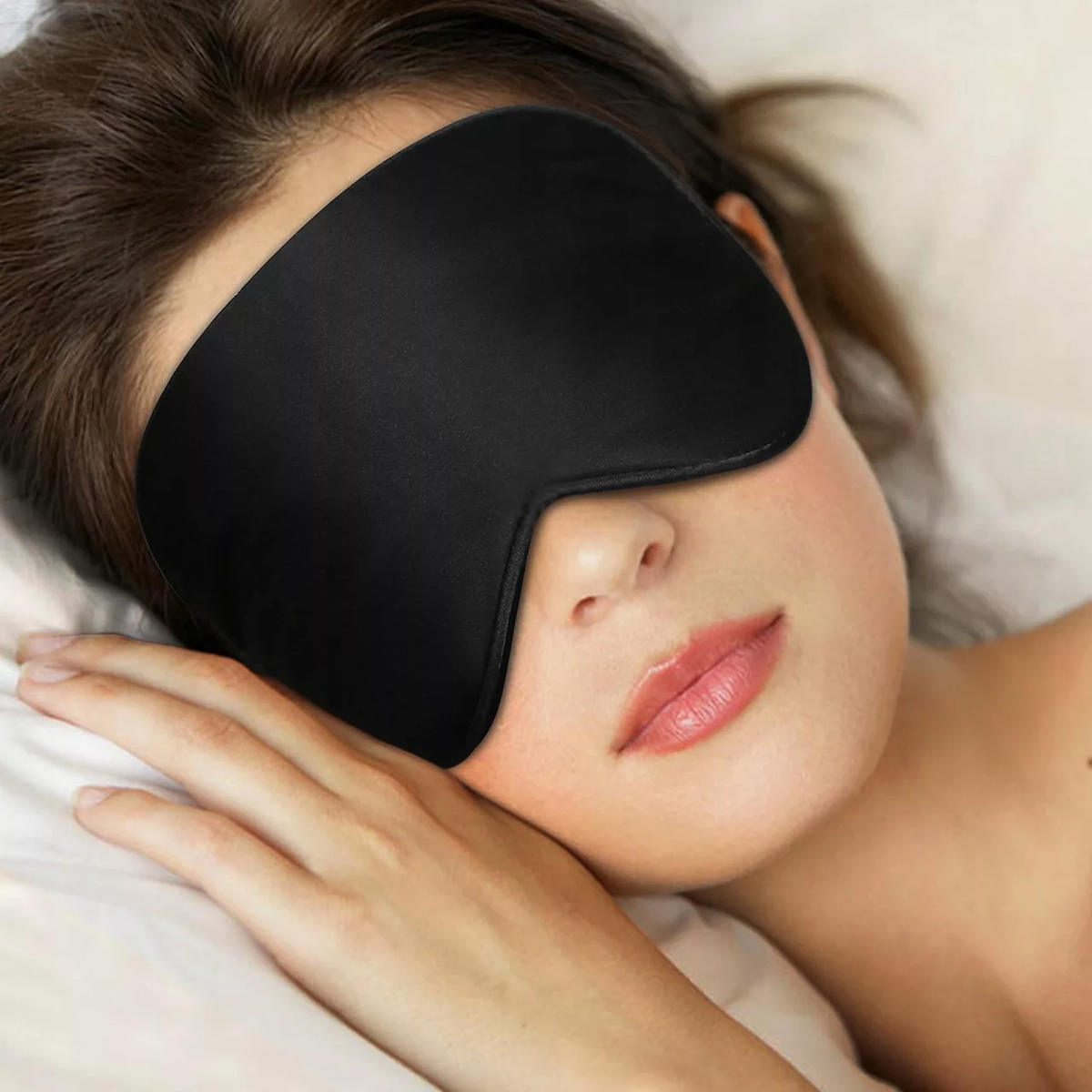  Я думаю, что многие смотрели зарубежные фильмы и видели, когда персонажи фильма ложились спать, то они используют маски для сна.