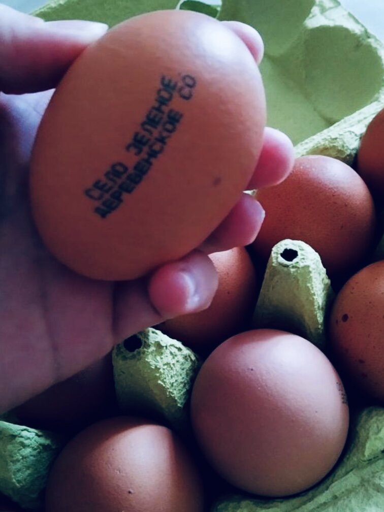 Приобретая куриные яйца, не хватаю первую попавшуюся упаковку с полки. Я раскрываю ее, изучаю, что там лежит, и внимательно читаю, что же написано на этикетах.-3