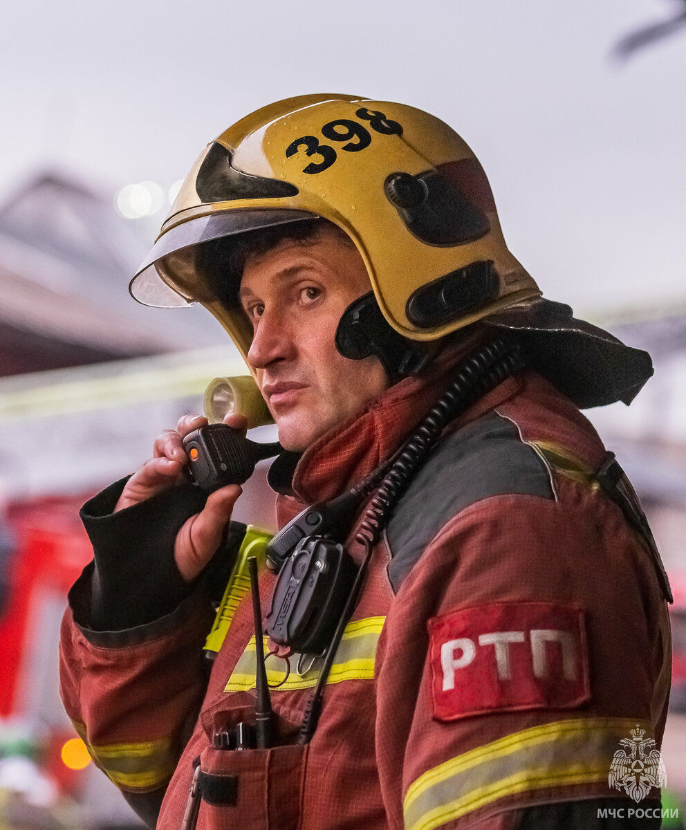 Врио начальника ГУ МЧС России по городу Москве Юрий Ткаченко на ликвидации возгорания по адресу Комсомольская площадь, д. 1, стр. 8 / Фото: Пресс-служба ГУ МЧС России по Москве