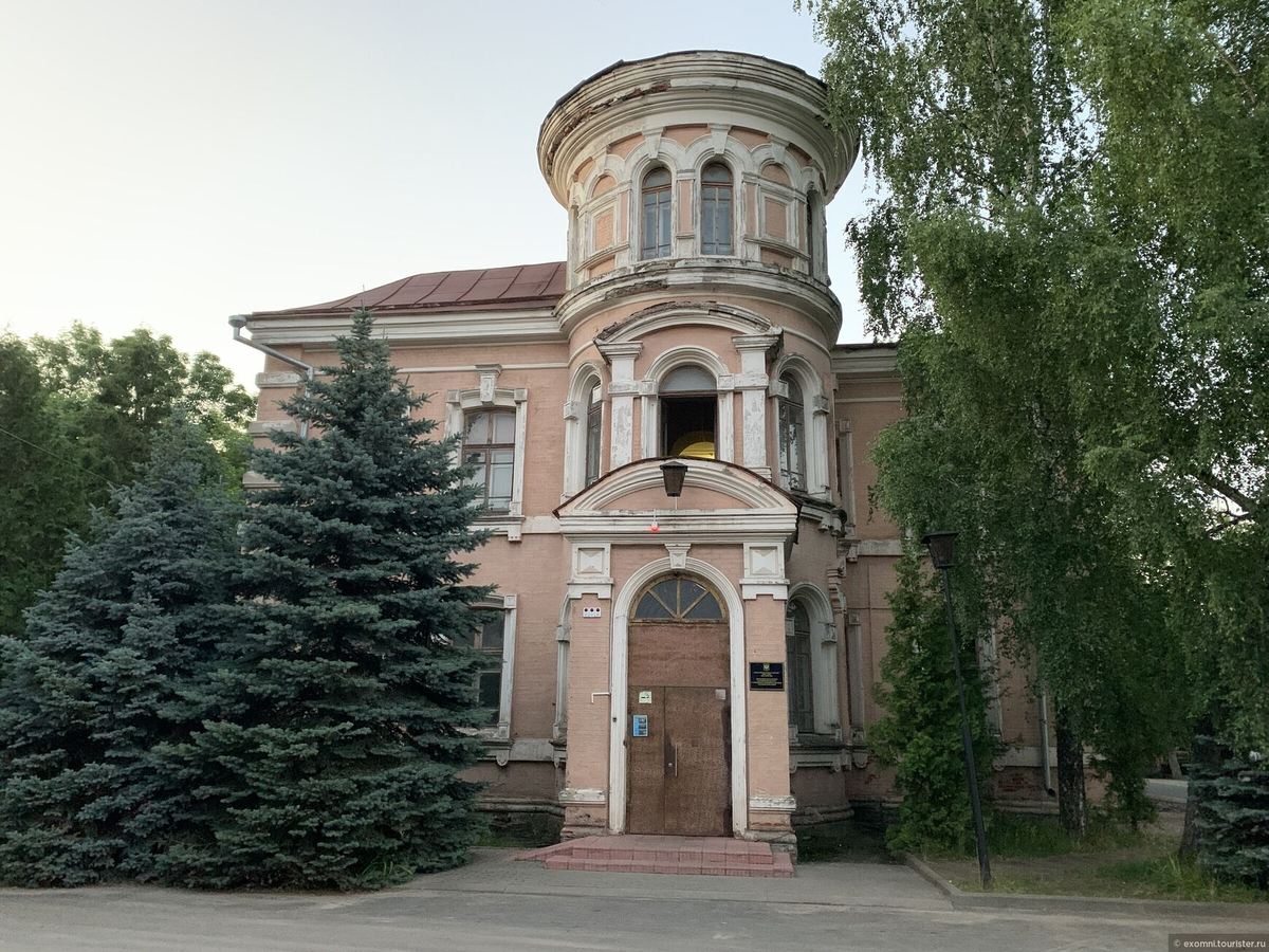 Дом Барышникова. Особняк некогда принадлежал представителю старейшего клинцовского купеческого рода Сергею Барышникову, предки которого были первопоселенцами города. Изначально башенка была увенчана высоким шатром. 