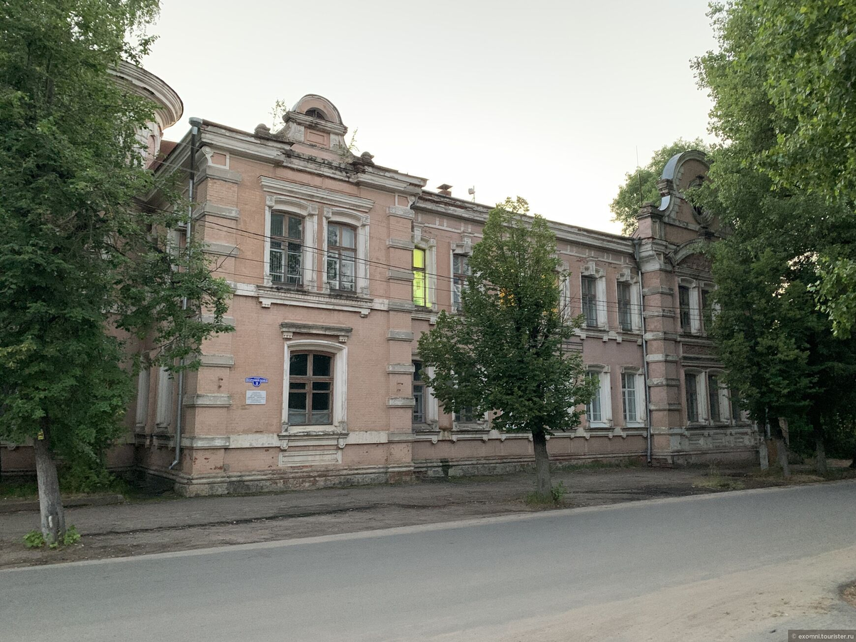 Он же, вид с улицы Ворошилова. Сейчас здесь располагаются различные конторы. 