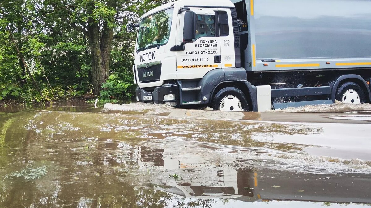     В Таганроге из-за коммунальной аварии потоки воды стали пробиваться из земли и топить дорогу, сообщили местные жители в соцсетях.