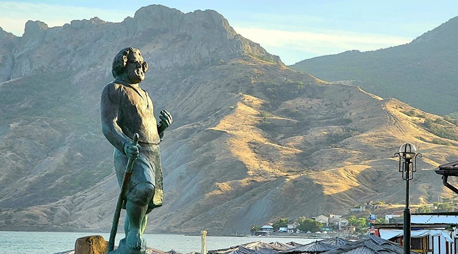Памятник Максимилиану Волошину в Коктебеле // Фото: Олег Древницкий