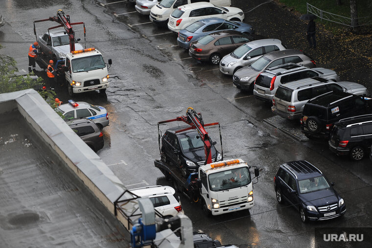    Из-за припаркованных в неположенном месте эвакуаторов возбудили административное дело