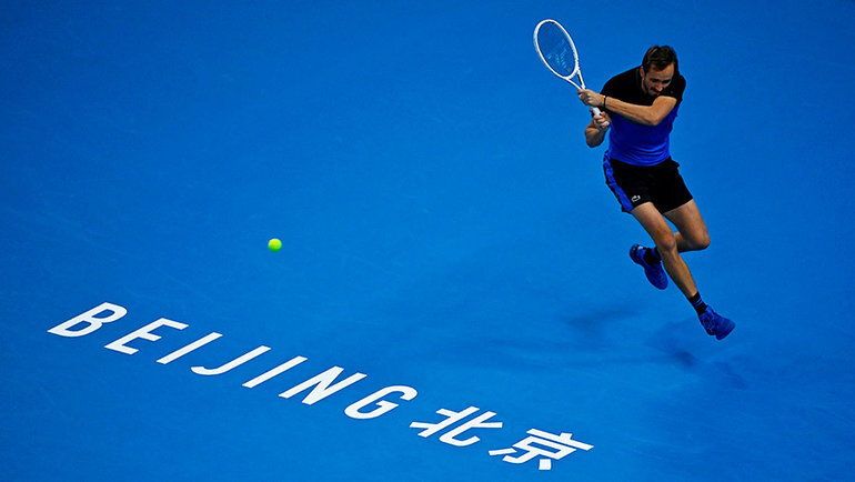    Даниил Медведев играет в финале турнира в Пекине. AFP