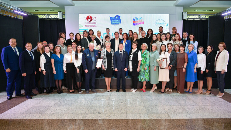    Дмитрий Артюхов наградил заслуженных учителей ЯНАО