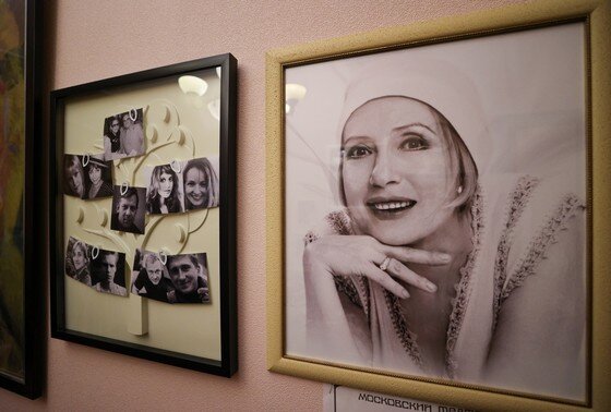    К 80-летию со дня рождения народной артистки СССР Инны Чуриковой в театре «Ленком» после реставрации открылась ее мемориальная комната