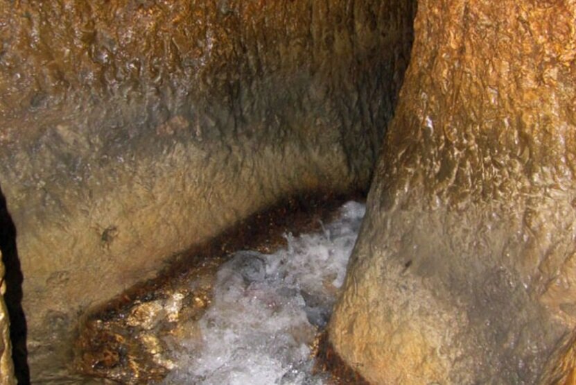 Этот канал Гихона называется тоннелем Езекии, в честь царя, который руководил его строительством в 701 г. до н.э.