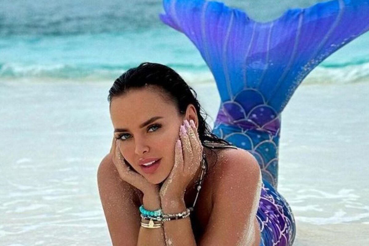     Обнаженная грудь и хвост русалки: Виктория Романец стала героиней нескромной съемки на Мальдивах