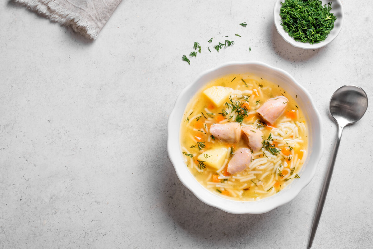 Супы с лапшой – это одно из тех волшебных блюд, которые согревают душу и тело, добавляют уюта в будничные дни и приносят радость всей семье.
