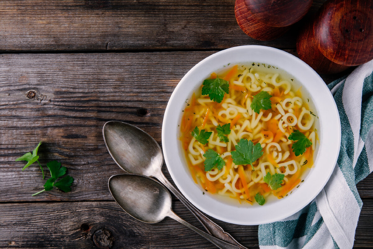 Супы с лапшой – это одно из тех волшебных блюд, которые согревают душу и тело, добавляют уюта в будничные дни и приносят радость всей семье.-3