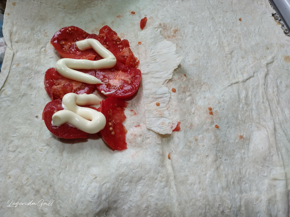 Нарезала большую помидору, щедро смазала мазиком