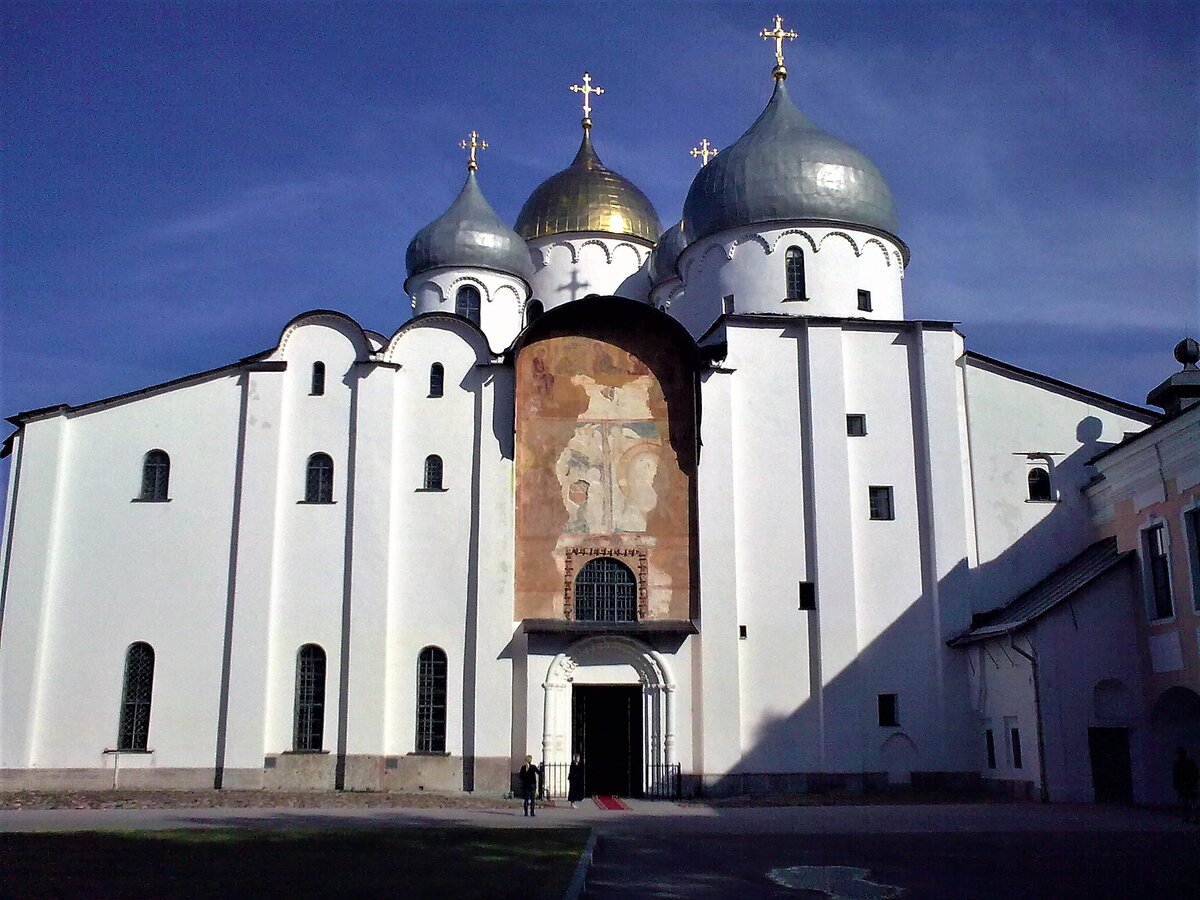 Софийский собор (1045-1050 гг.) на территории Новгородского кремля (бывший детинец). Фото Ирины Ярич, июнь 2011 г.