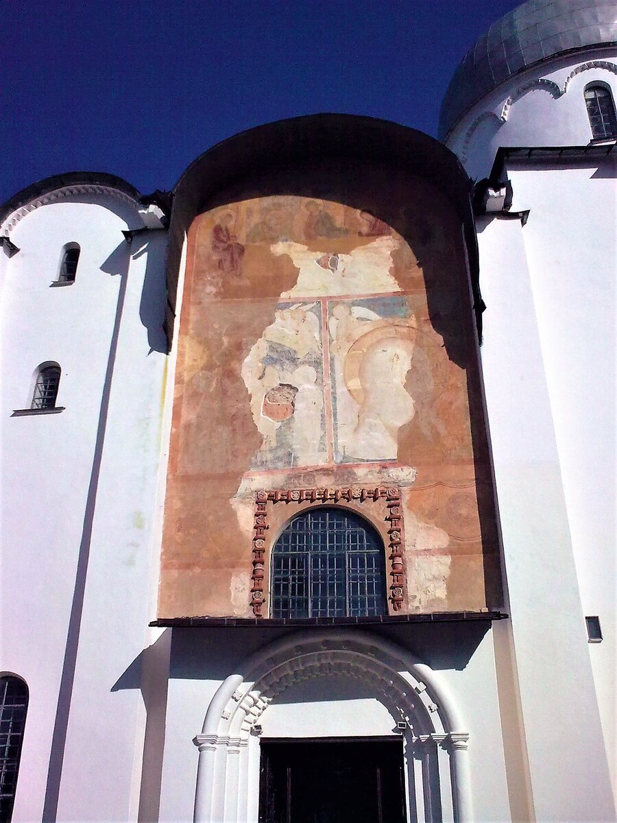 Фреска над металлическими воротами Софийского собора, Новгород. Фото Ирины Ярич, июнь 2011 г.