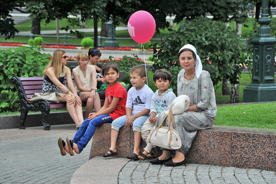    Семьи мигрантов не спешат вливаться в наше общество. Евгения ГУСЕВА