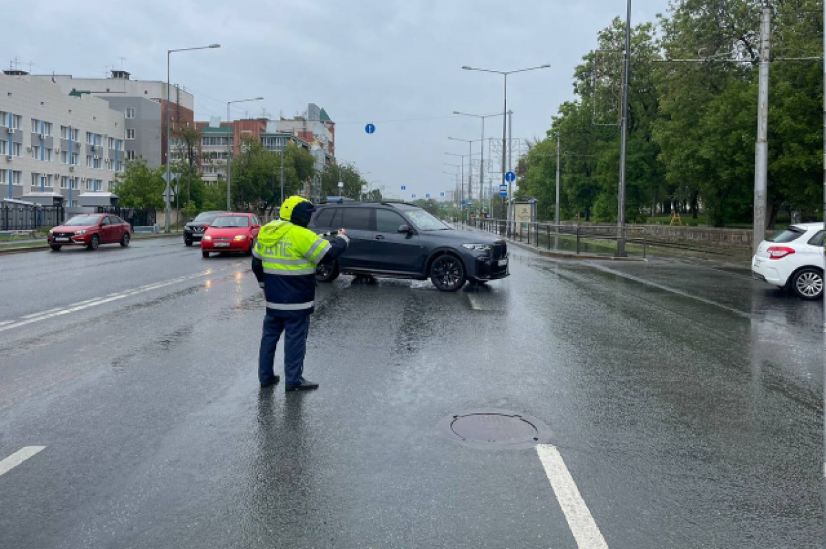    ГИБДД в дождь советует водителям и пешеходам быть предельно внимательными