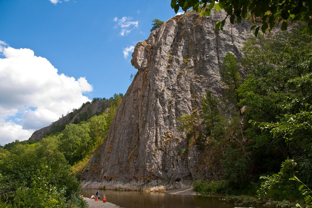 Рядом с этой примечательной скалой, немного правее, и начинается тропа к пещере. Правда, сначала надо перейти вброд реку Большой Ик по пояс в воде. Источник фото: https://vsegda-pomnim.com/gory/27454-muradymovskom-uschele-75-foto.html