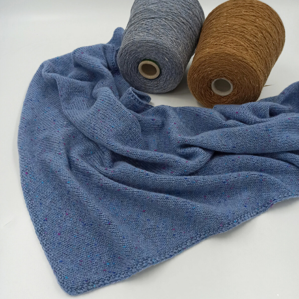 На фото косынка из кашемира New tweed coarsehaier от Loro Piana