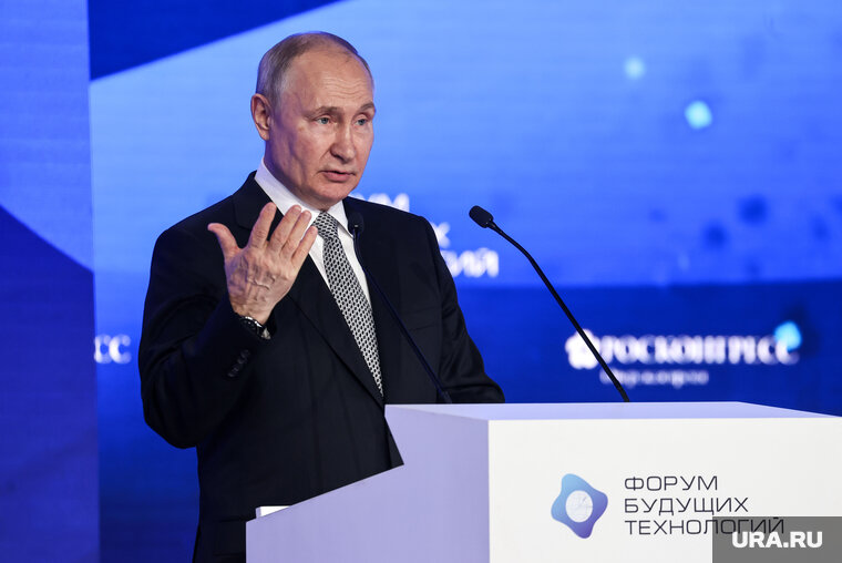    Россия успешно справляется с решением задач в экономике, заявил Путин